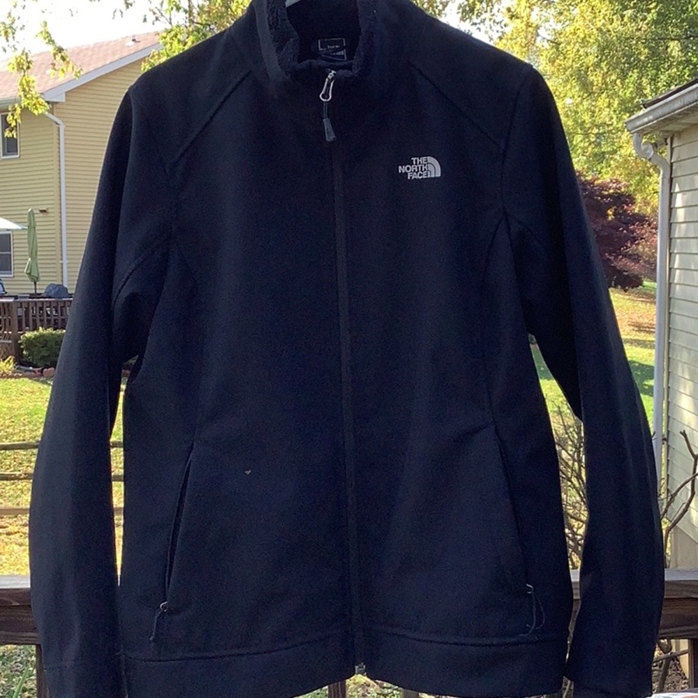 North Face jacket.  Excellent condition. Falls at hip. Black faux fur lining.